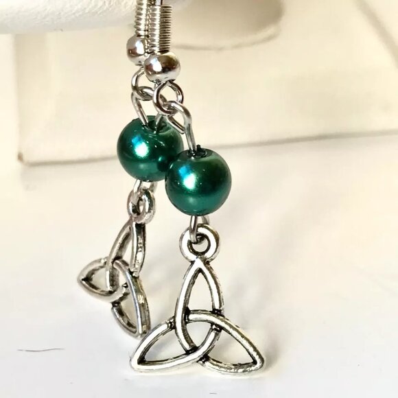 Celtic Irish Trinity Knot Earrings St. Patricks Day Green Glass Pearl Silvertone - Picture 6 of 8